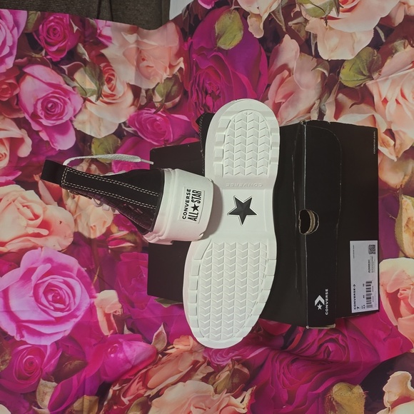 Converse - Picture 2 of 4